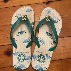☀️3/$25 Tory Burch Women's Green Flamingo Print Flip Flops Size 8